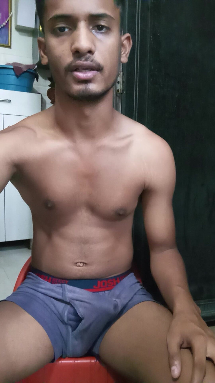 Curlyboy: ウェブカメラで大きくマッサージするインドの若い男性