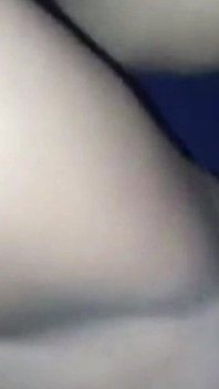 Zvaní přítelkyně do domu a hlasitě na to sledujte Riya