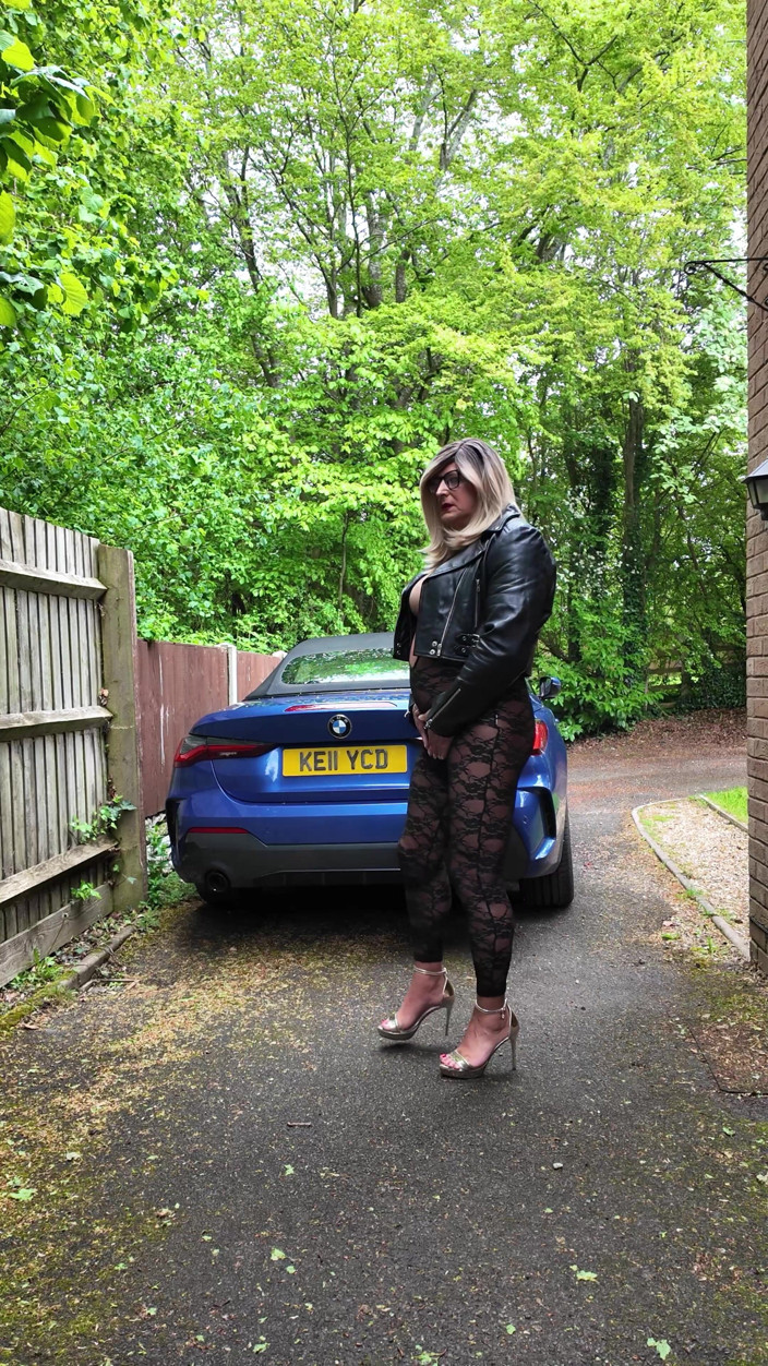 Kellycd2022: Travestiet Kellycd2022 in zwart leren jasje en kanten catsuit en...