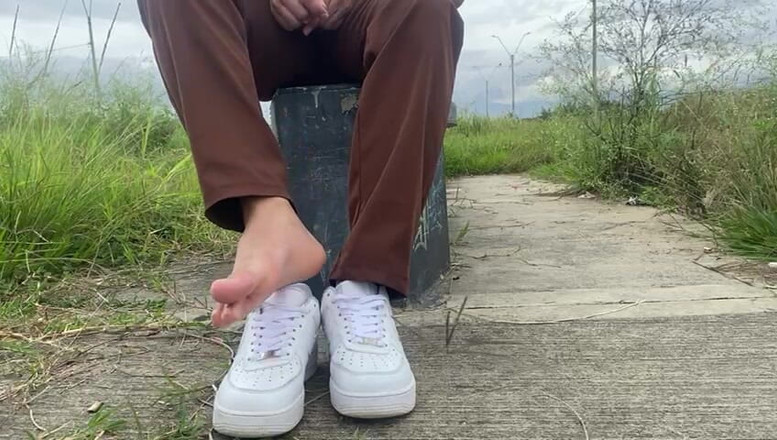 Mr Feet Colombia: 공공장소에서 신발을 면도하고 시스루 스타킹을 신는다