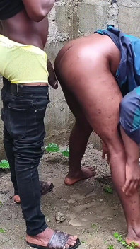 Pantat bahenol cewek ini dientot gaya doggy habis-habisan sampai matanya menerang keenakan