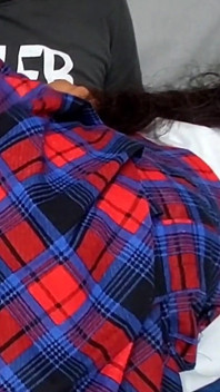 私のかわいい義理の妹は私に彼女のポニーテールをきれいにするように言いました - それはおっぱいに射精で終わります - アジアのホットなカップル