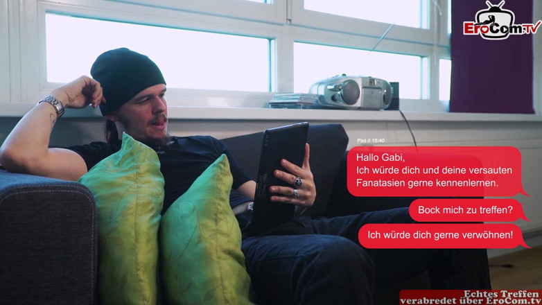 EroCom: Curvă blondă germană în timpul masturbării pizdei se fute cu degetul în...