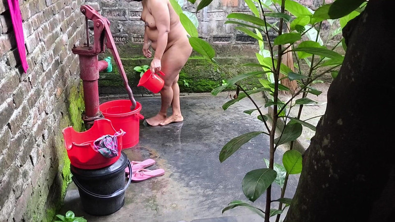 SAFI TV: Je vois ma tatie aller prendre un bain après m’être...