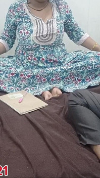 Pelajar awek montel India menunjukkan buah dada dan pepek kepada guru tusyen