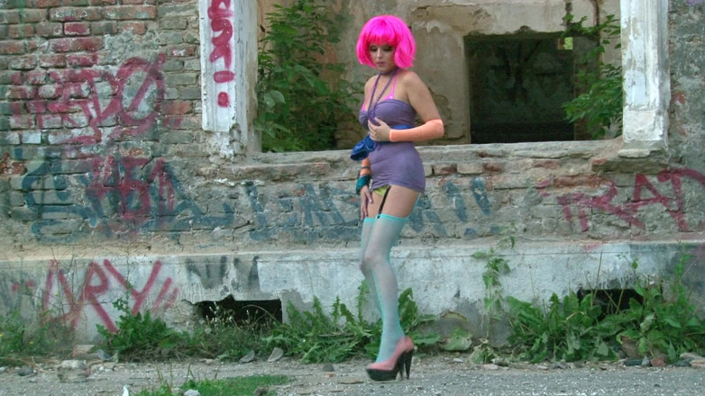 Public Entertainment: Cewek seksi dengan rambut warna warni lagi asik menggoda dengan...