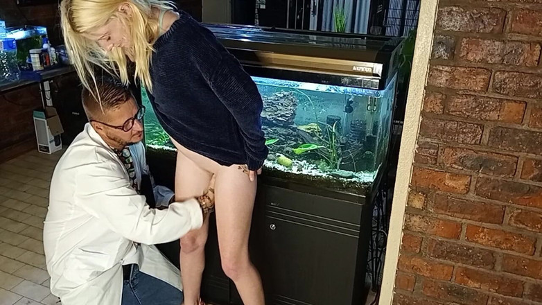 Bigjoefuckalott: 小柄な金髪のガールフレンドに指で突く