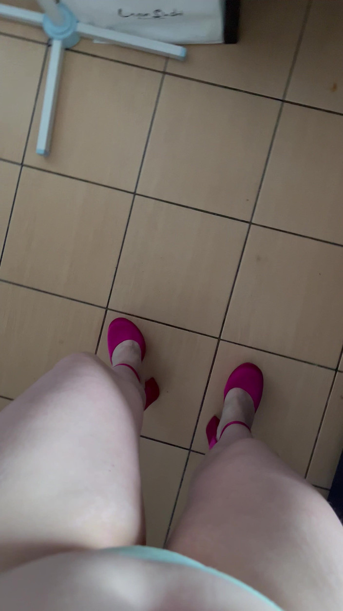 Feet: Những âm thanh của đi bộ trong giày cao gót