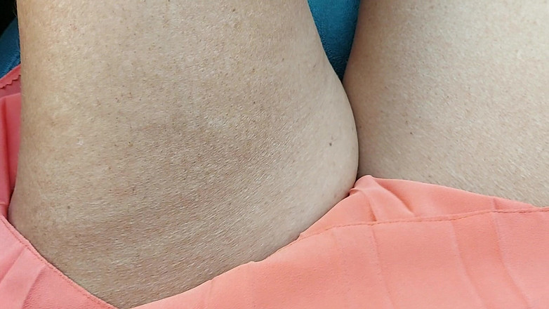 Step Mommy: ムラムラした熟女継母が車の中で義理の息子を自慰行為し、からかう