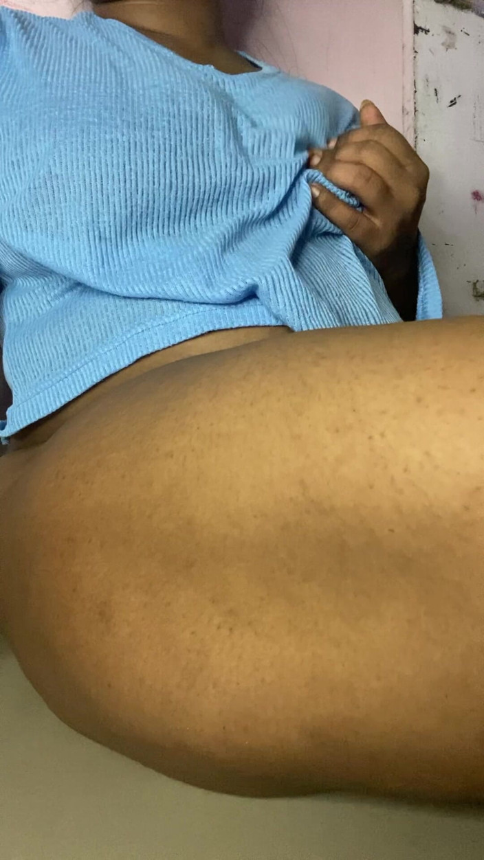 Angoori: Azgın Bangladeşli kız kamerada amcığını parmaklıyor