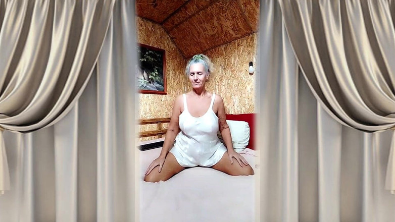 Lukerya: Sexy žena v domácnosti Lukerya v saténovém bílém prádle na velké...