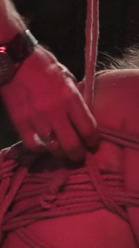 Suspendierte MILF in erotischer bondage: intensive BDSM Aufhängen und nervenkitzel
