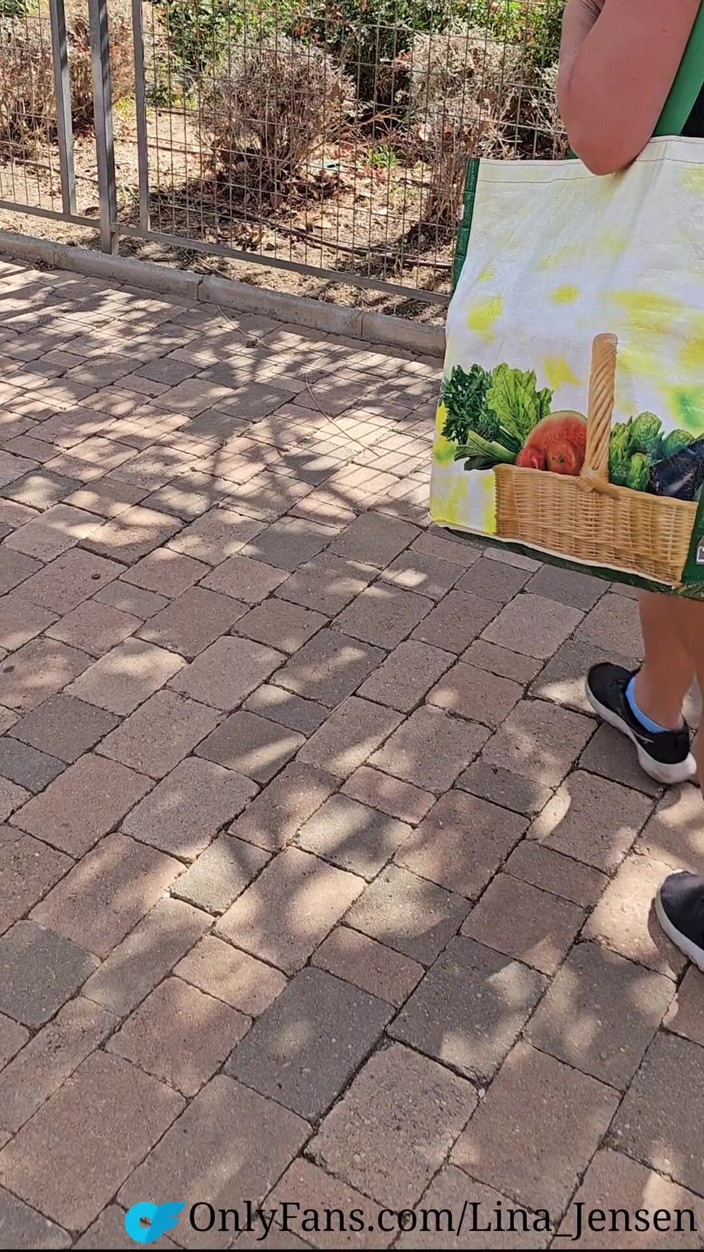 Playwithus: 隣人が公園や階段を下着なしで歩く - スローモーション!