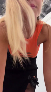 18 Anos, Loira Italiana Estrela Da Webcam Se Masturba Em Provador Zara Enquanto Experimenta Roupas