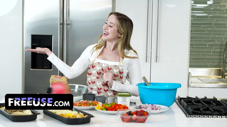Free use: Pregnant Stepmother Gets Fucked by Her Stepson in Her Kitchen
