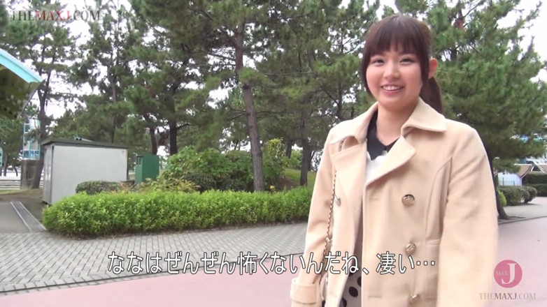 Asian happy ending: La ragazza perversa con tette naturali si diverte in bagno...