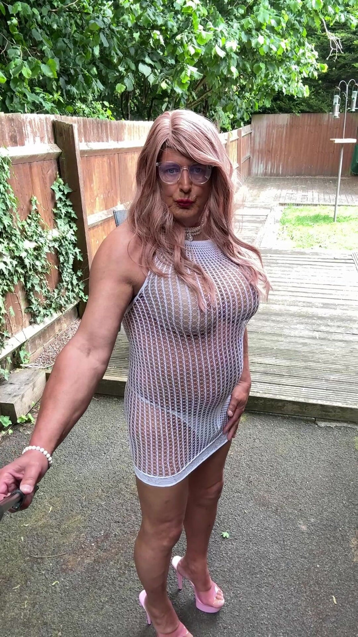 Kellycd2022: La sexy travestita kellycd2022 in abito a rete attillato bianco...