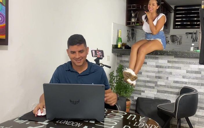 Linahenao: Minha colega de trabalho me descobre me masturbando