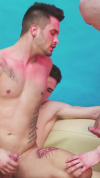 3 หนุ่มเกย์หน้าอกใหญ่ ร่วมกันเย็ดกันมันส์ใน threesome ร้อนแรง