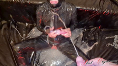 Slut Orgasma Celeste: Otrocká děvka-orgasma Celeste v latexu extrémně nedbalý hluboký krk chčije...