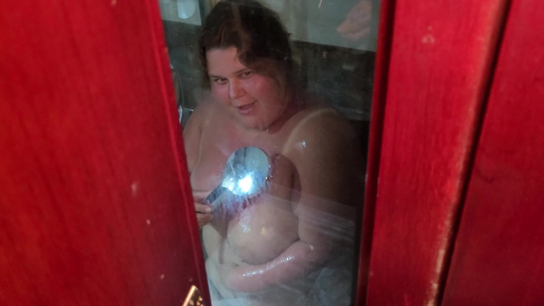 Peach Desert: Massive cumshot for a tanned chubby hottie in the shower
