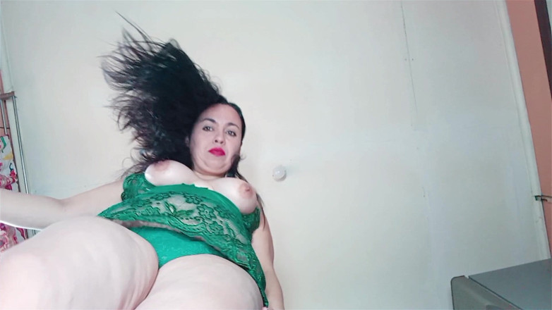 Kellyhotstepmom: Obří nevlastní matka tě pohltí v kuchyni - POV