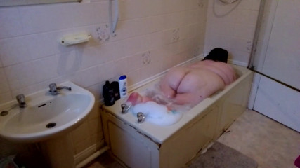 SSBBWLadyBrads: İri güzel kadın banyo yapmaya çalışır, sığabilir mi?
