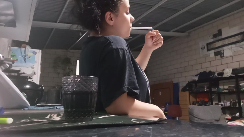 fartingclub01: 性感的大屁股白人美女吸烟