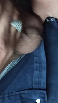 Masculer Bear turco papi se masturba debajo de la mesa en la oficina