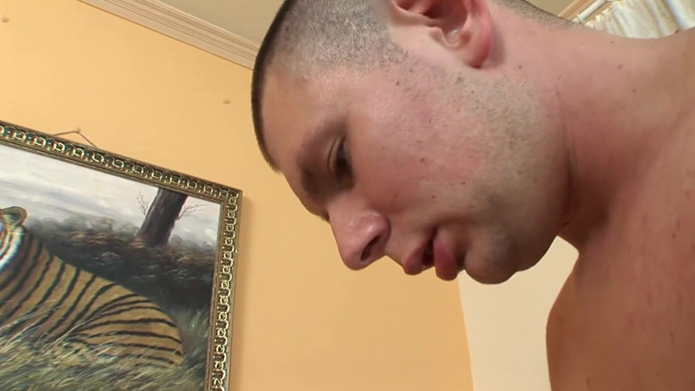 Vintage Climax: O blondă încântătoare îi suge pula decât îl fute