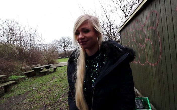 Eronordic: Горячая блондиночка светит сиськами и сосет член в Дании