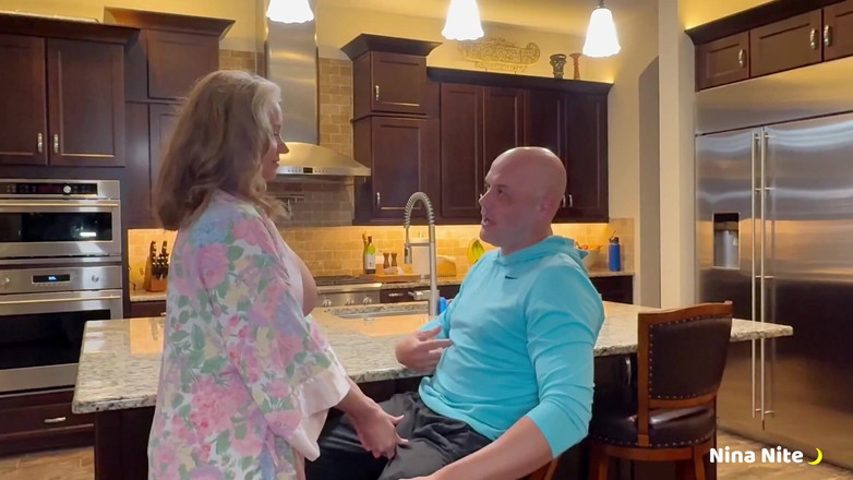 Nina Nite: ニーナ・ナイトは夫の友人を楽しんでいます!