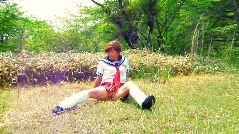 Pai-chan: Mini spódnica i luźne skarpetki