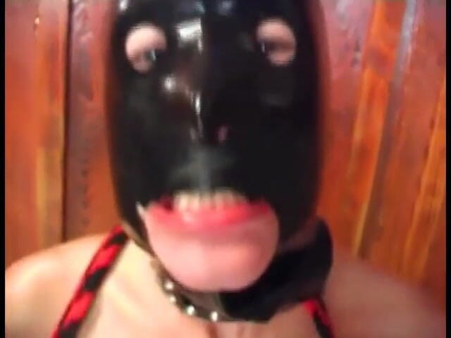 Fetish Desire: Chica enmascarada follada analmente en el lugar común