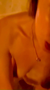 J'ai surpris ma belle-fille avec un joli jouet dans le cul et je l'ai bien baisée