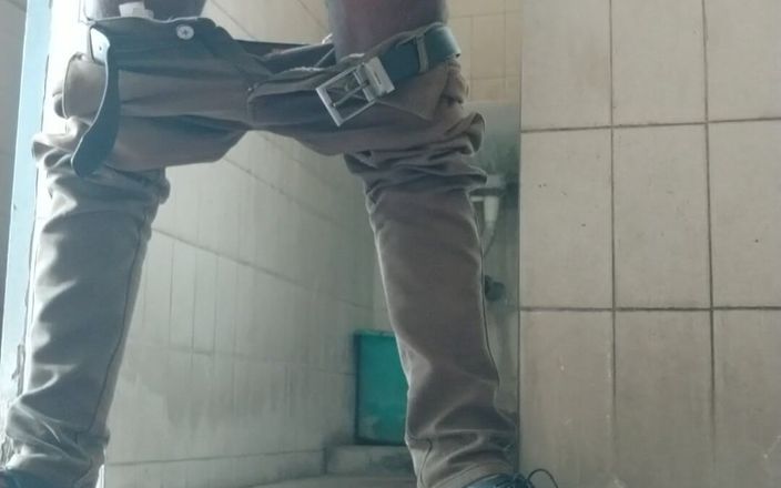 Tamil 10 inches BBC: Je masturbe ma grosse bite noire dans les toilettes