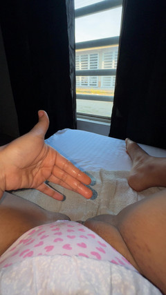 EMY_AND_JONH: 이웃이 지나가다가 창문을 통해 나를 본다 그는 항상 미친 듯이 놀며 내 보지를 보고 있습니다