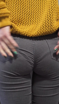 Secretária gostosa em jeans apertados provoca bunda com linha de calcinha visível