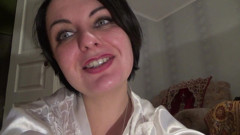 Sexy Milf: Sexy žena v domácnosti v hedvábné bílé róbě zoufale touží po...