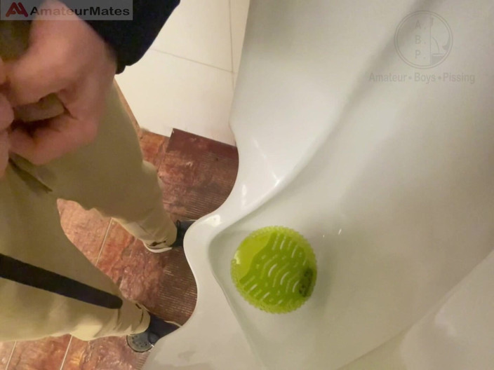 AmateurBoysPissing: Chico Pelirrojo Amateur Atrapado Meando En El Urinario De Un...