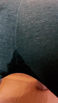 Ele tocou minha buceta até eu fazer xixi