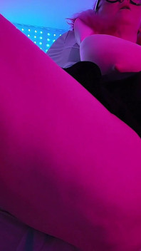 BBW Britney Wannabe jeździ na maszynie do pieprzenia, dopóki nie zerżnie