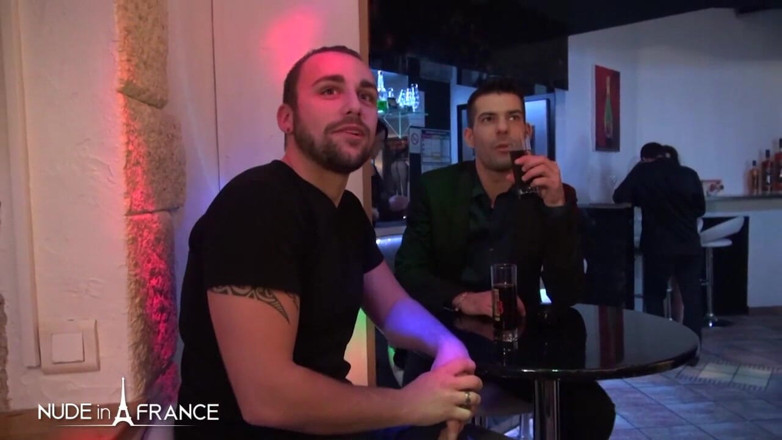 Nude in France: Seorang lelaki menawarkan isteri mudanya di kelab swinger dan menontonnya...