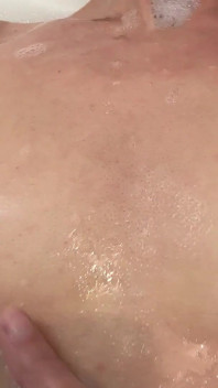 Adorazione delle tette rotonde nel bagno