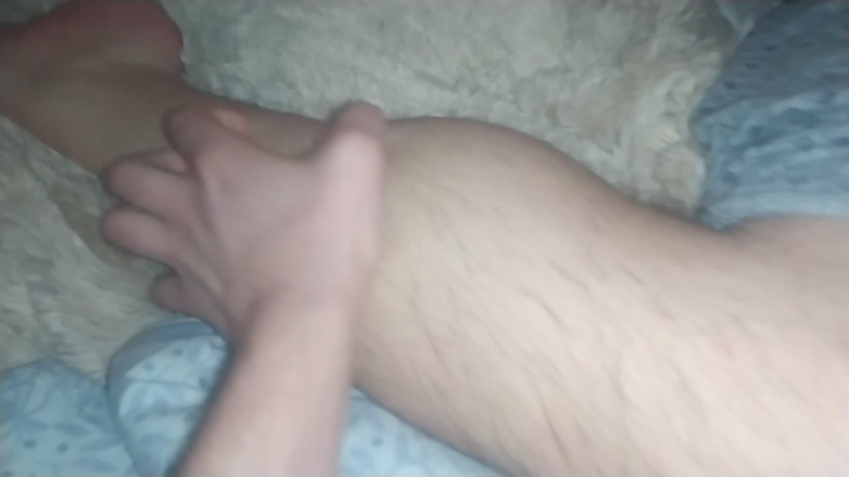 MartyBrady: Cowok kembar ini lagi asik mainin kaki dan kaki pacarnya