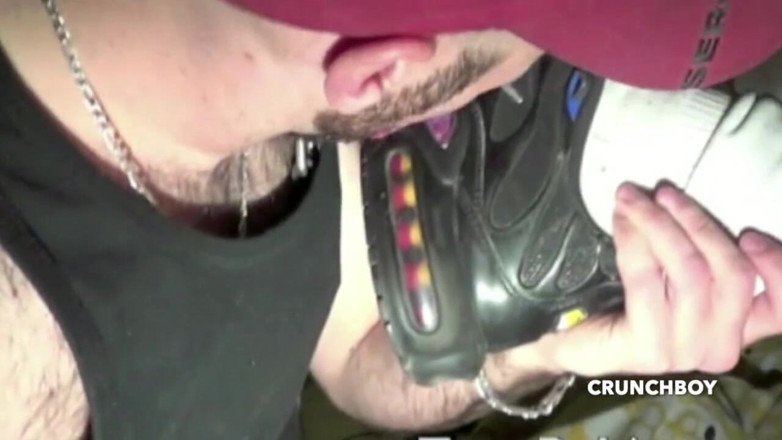 Sneaker gay: Fodida por 2 caras com pés e humilhação de tênis sujo