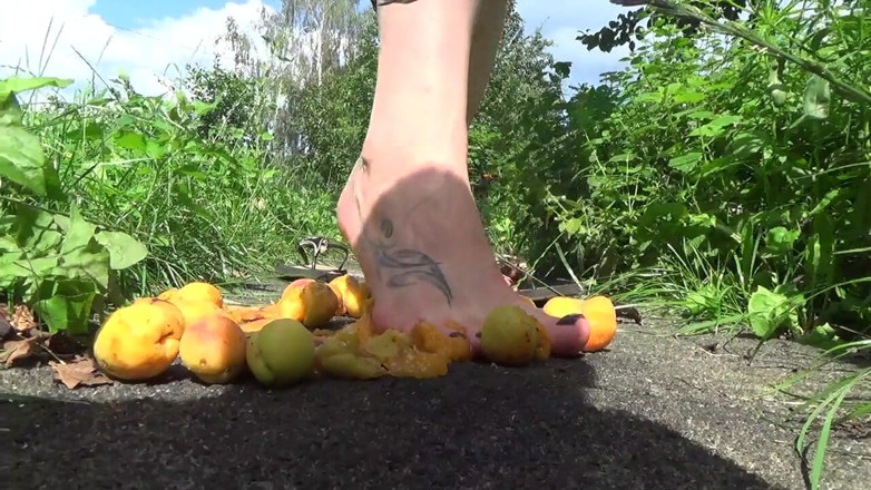 Goddess Misha Goldy: Je vais te nourrir de mes pieds et de mes...