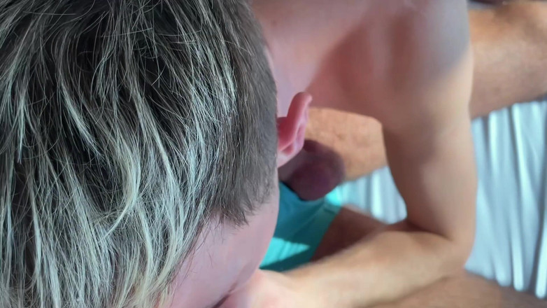 Nick Lewis: アルメニアのパパが二人のツインクのスラットを生で抱く