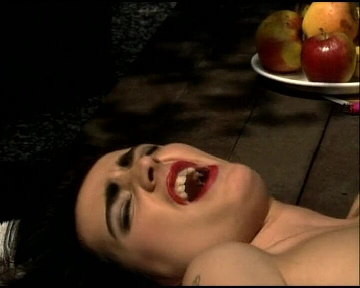 Deutscher hardcore: Diese stilvolle dame aus deutschland wurde auf einer poolparty gefickt