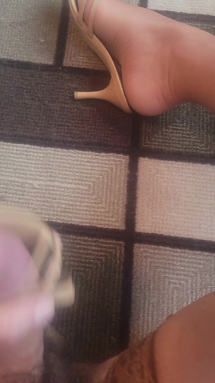 Feet Lover: Masturbando com saltos e meia-calça e gozando no salto